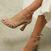 SANDALEN MIT KREUZRIEMEN