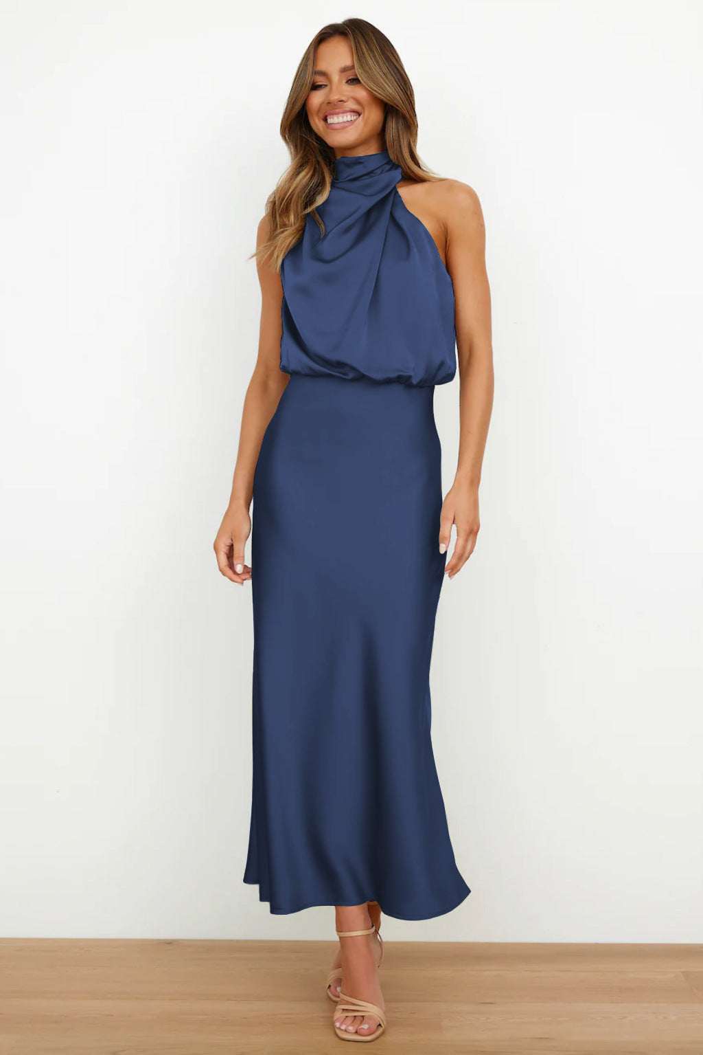 Carlina | Langes Satin-Kleid mit Neckholder