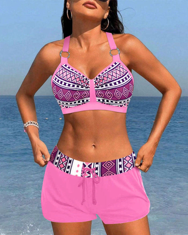 Hochgeschnittene Bikinis mit geometrischem Muster