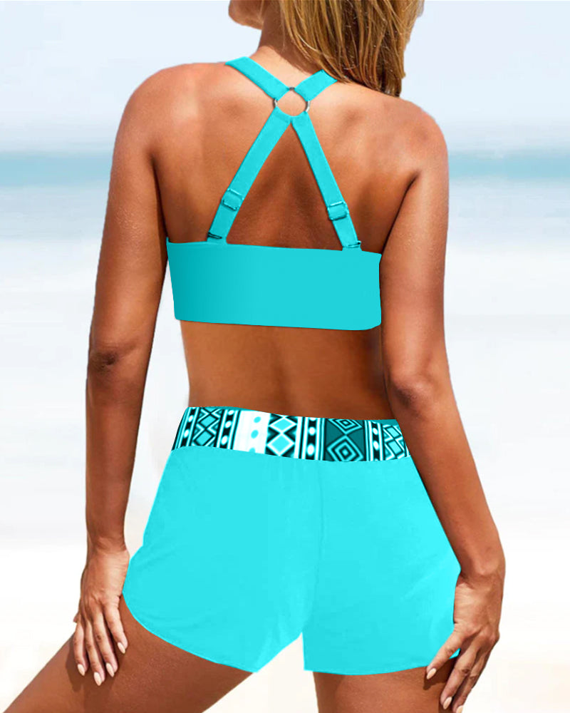 Hochgeschnittene Bikinis mit geometrischem Muster