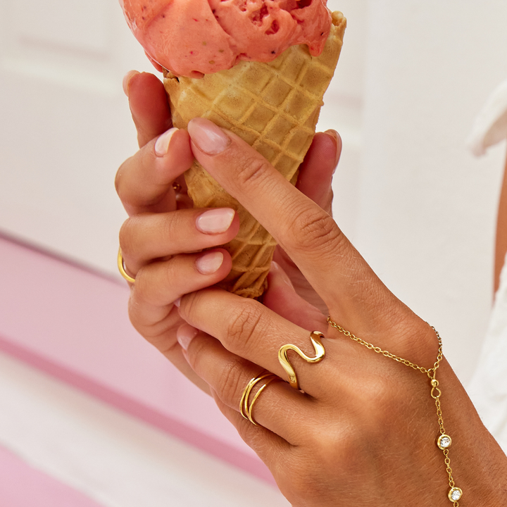 Anneau d'or en forme de vague