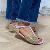SANDAL MIT T-RIEMEN UND STABILEM ABSATZ