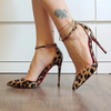 DECOLLETÉ MIT TIERDRUCK UND ROTEN DETAILS
